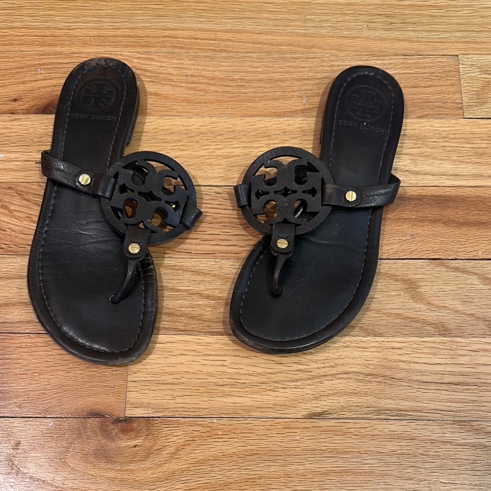 Tory Burch Brown Sandals with Iconic Logo - Picture 1 of 3